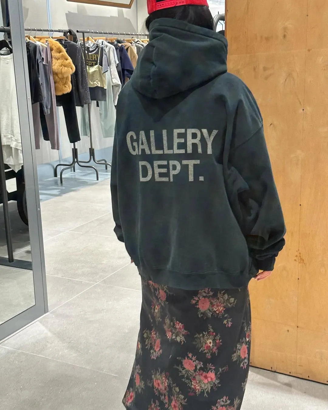 GALLERY DEPT. 90'S GD LOGO HOODIE 90's retro destruction English hoodie blue and black S-XL ⚠️Note: The color of this style should be green and black, not black! Requires custom weaving and dyeing. 500g high weight sweatshirt fabric. Fleece treatment on the inside. Overall wide and comfortable. Loose fit. Trendy and fashionable. Consistent with the original. Discharge printing process. Consistent with the original hang tag. Hanging grain with G LOGO.